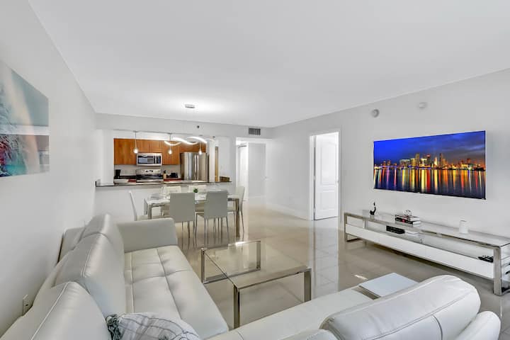 Lux 1b Condo With Xl Balcony, Pool, Gym & Games - Miami