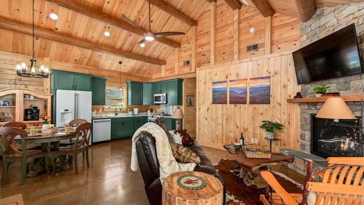 Ecusta Trailhead Cabin - Hendersonville, NC