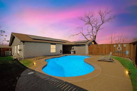 Cozy & Bright, 4 Bedrooms, Pool, Mins to Attractio