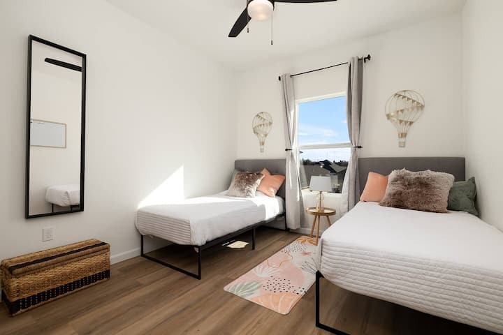 מיטות זוגיות נוחות ונעימות עם כל מה שצריך כדי ליהנות מהשהייה.