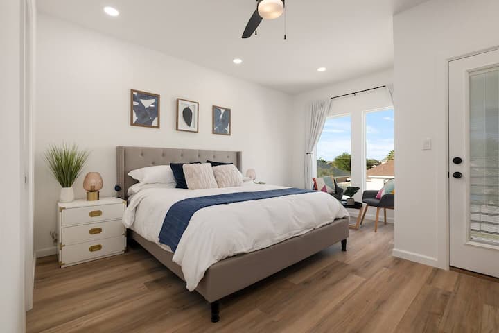 להירגע בנווה המדבר של חדר השינה הראשי עם גישה לטלוויזיה חכמה ואינטרנט מהיר במיוחד כדי להירגע ולבידור האולטימטיביים שלכם.