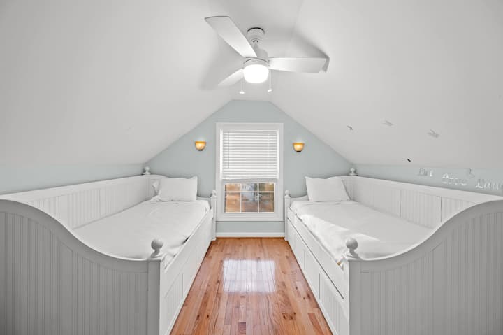 غرفة نوم علوية بطراز بسيط