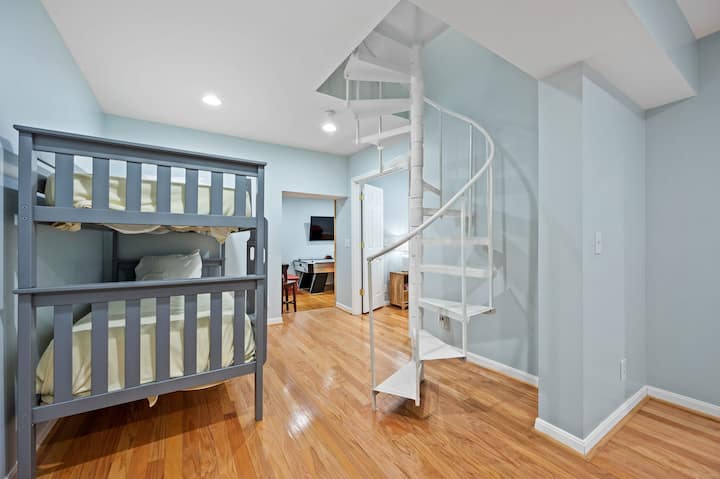 إعداد سرير بطابقين حديث للضيوف