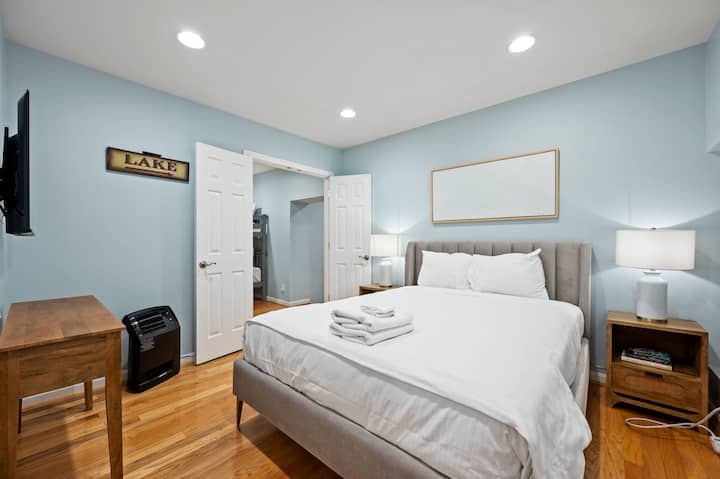 غرفة نوم مريحة مع أجواء هادئة