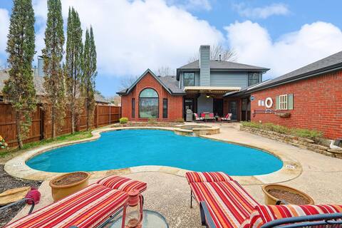 DFW Getaway - 4 Bedrooms, Pool Oasis, Media Room