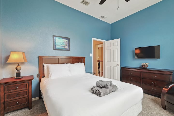 ด้วยพื้นที่นั่งเล่นทีวีติดผนังและลักษณะทางสถาปัตยกรรมที่ไม่เหมือนใครห้องนอนนี้เป็นสถานที่ที่คุณสามารถสังสรรค์ได้ตลอดทั้งวันทั้งคืน