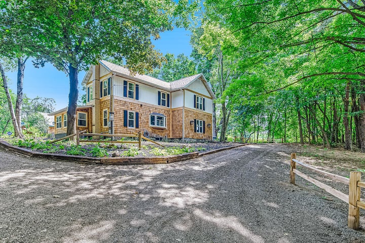 Farm House With Hot Tub And Private Pool - Fennville, MI