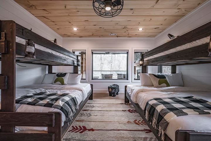 Twin XL virs divguļamās gultas ar divguļamo gultu (Queen)