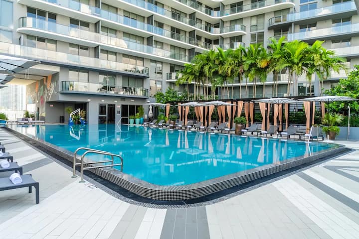 Opulent Living In The Heart Of Trendy Midtown - Miami Lakes, FL