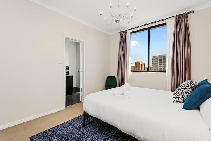 Opustite se u ovoj mirnoj spavaćoj sobi s udobnim krevetom, elegantnim uređenjem i daškom prirodnog svjetla.