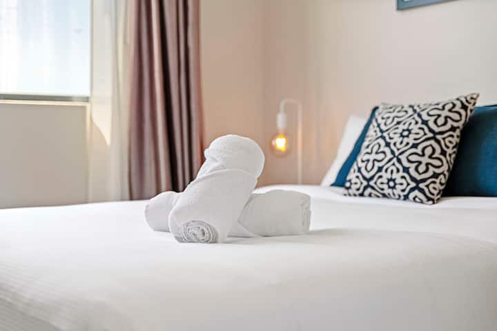 Opustite se i napunite baterije u ovoj udobnoj spavaćoj sobi s plišanim krevetom, mekanom posteljinom i daškom elegancije.