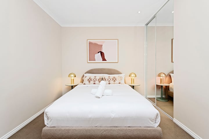 Opustite se u ovoj mirnoj spavaćoj sobi s udobnim krevetom, elegantnim uređenjem i daškom prirodnog svjetla.