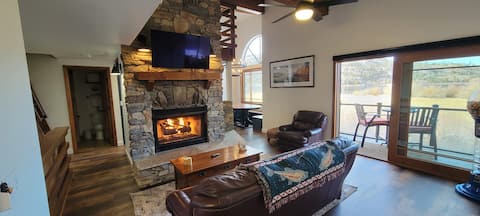 Lakefront Mountain Retreat