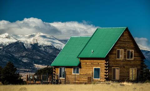 Ridge-Top Retreat w/ Hot Tub. Dog Friendly.