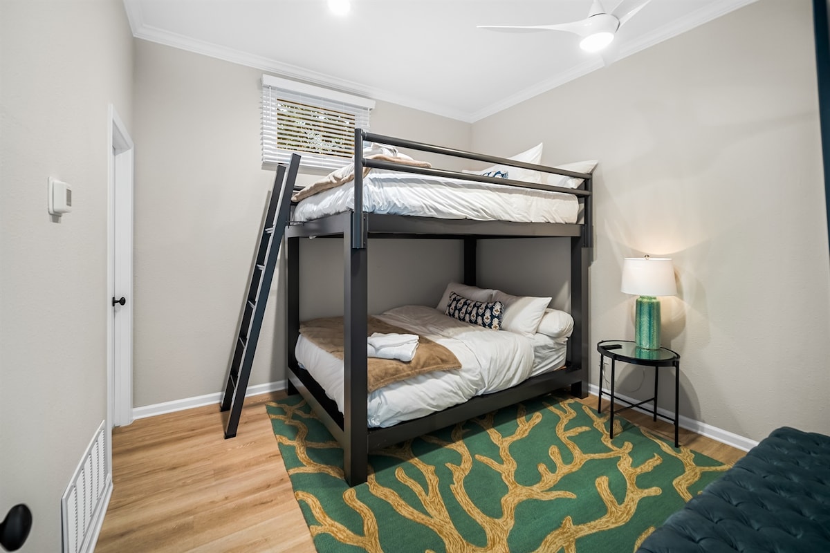 ห้องนอน #4: เตียงสองชั้นขนาดควีนไซส์ 2 เตียง (ชั้นล่าง) — พร้อมตู้เสื้อผ้าแบบวอล์คอิน (ตู้เสื้อผ้าภายในตู้เสื้อผ้า) และทีวี 55 นิ้ว