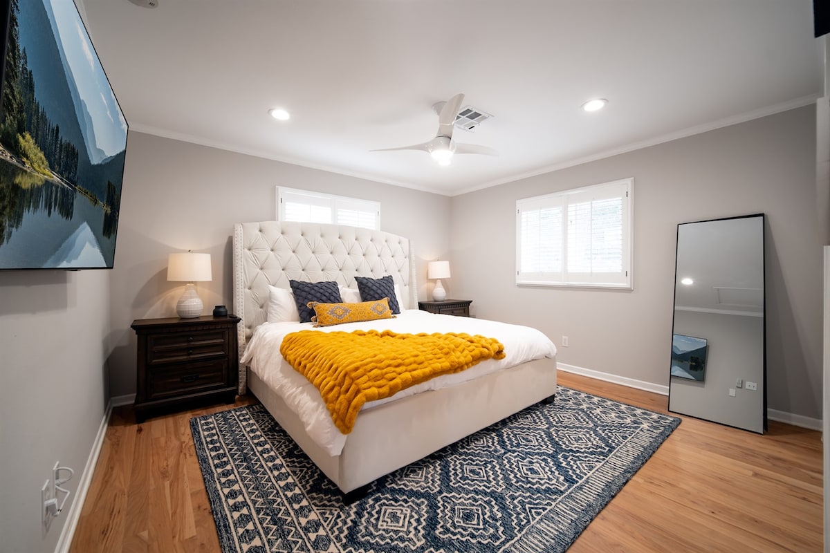 ห้องนอน #1: เตียงคิงไซส์ 1 เตียง (ชั้นหลักข้างประตูหน้า) — พร้อมตู้เสื้อผ้าและทีวี 55 นิ้ว