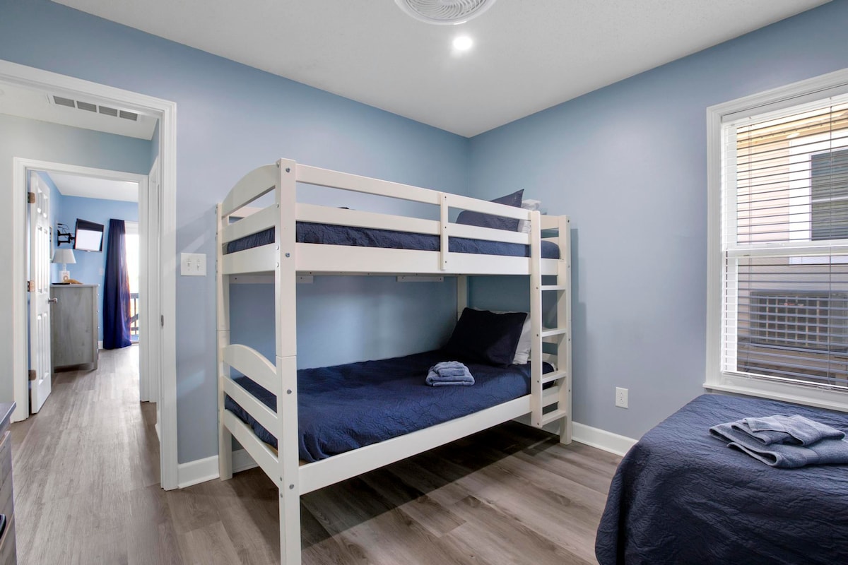 Гостинската спална соба бр. 2 има кревет на спрат и брачен кревет (широк 150-179 см), спие 3