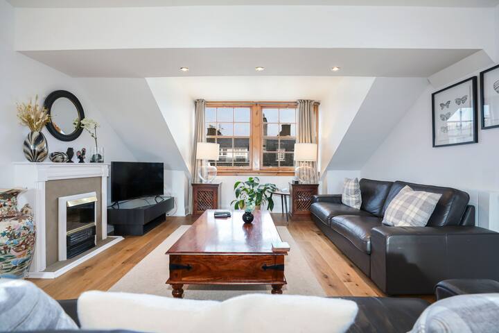 Penthouse Apartment on Royal Mile | Three Bed gallery image 3