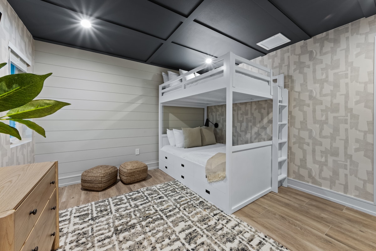 Eighth Bedroom - Full/Full Bunk