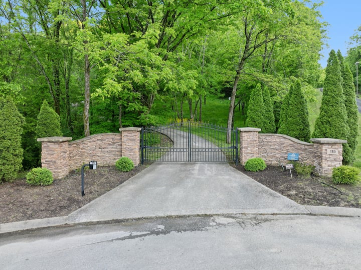 Mountain Hideaway 8 acres - 5 Bedrooms + Hot Tub