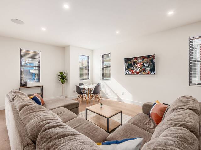 Modern Luxury 4BR/3.5BA Oasis in Historic Old Town gallery image 4