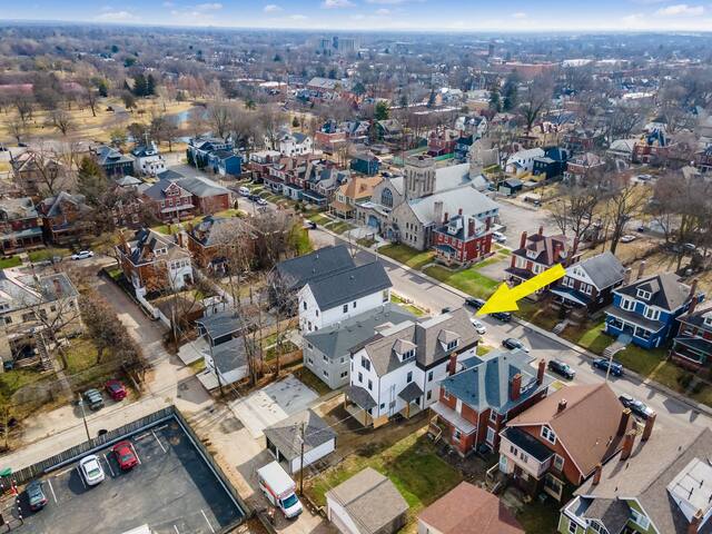 Modern Luxury 4BR/3.5BA Oasis in Historic Old Town gallery image 5