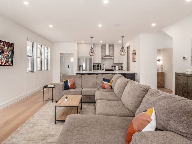 Modern Luxury 4BR/3.5BA Oasis in Historic Old Town gallery image 3