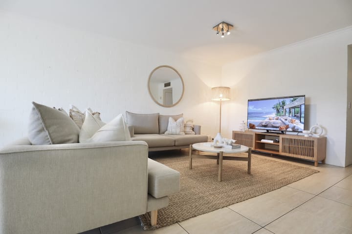 Chic 2 Bdrm Poolside Apartment - Noosa Heads