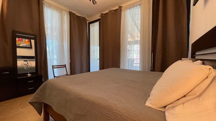 Esta segunda habitación también cuenta con cómoda cama para que disfrutes de un buen descanso