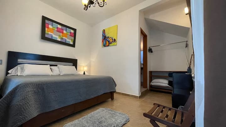 Habitación con cómoda cama que te brinda el mejor descanso