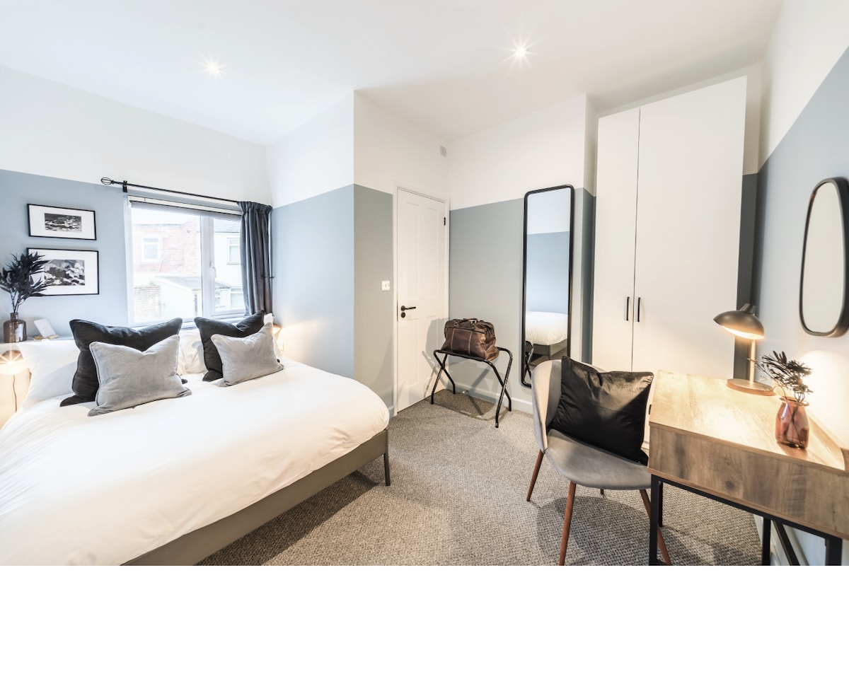 Nakon dugog dana provedenog u razgledavanju grada, vratite se i opustite u ovoj privlačnoj spavaćoj sobi. Sa svojom plišanom posteljinom i mirnim ambijentom, savršeno je mjesto za opuštanje i punjenje baterije. 