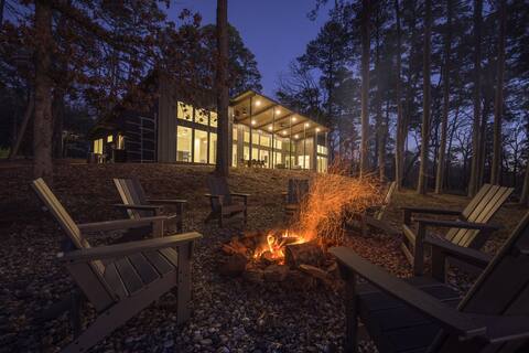Dream Lake Retreat: Luxe Modern House!