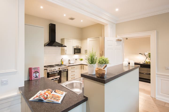 Large, 5 Bed Ensuite Home, Right off George St