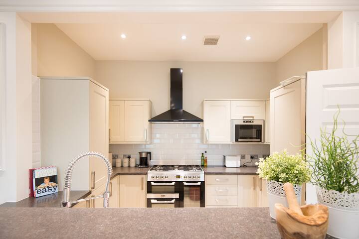 Large, 5 Bed Ensuite Home, Right off George St gallery image 2