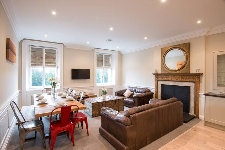 Large, 5 Bed Ensuite Home, Right off George St gallery image 4