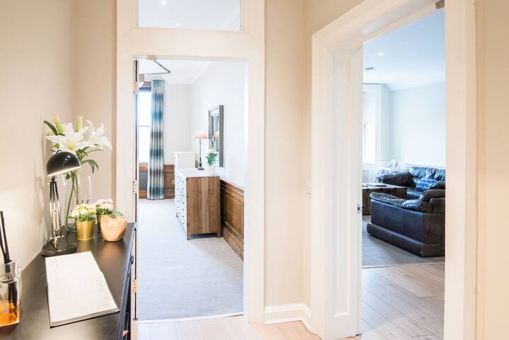 Large, 5 Bed Ensuite Home, Right off George St gallery image 5