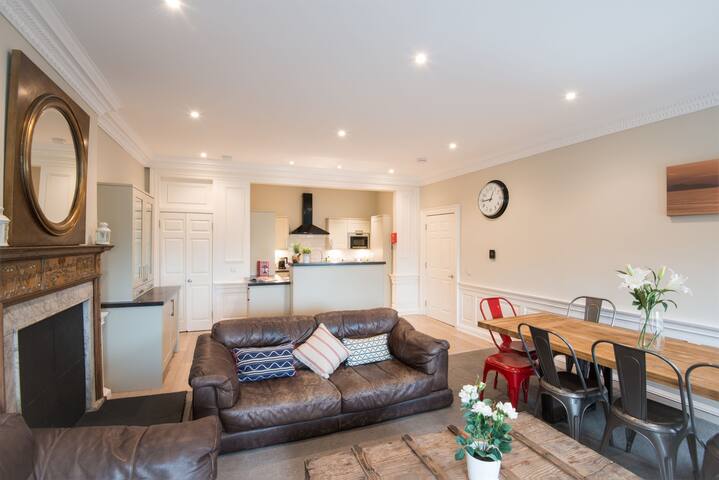 Large, 5 Bed Ensuite Home, Right off George St gallery image 3