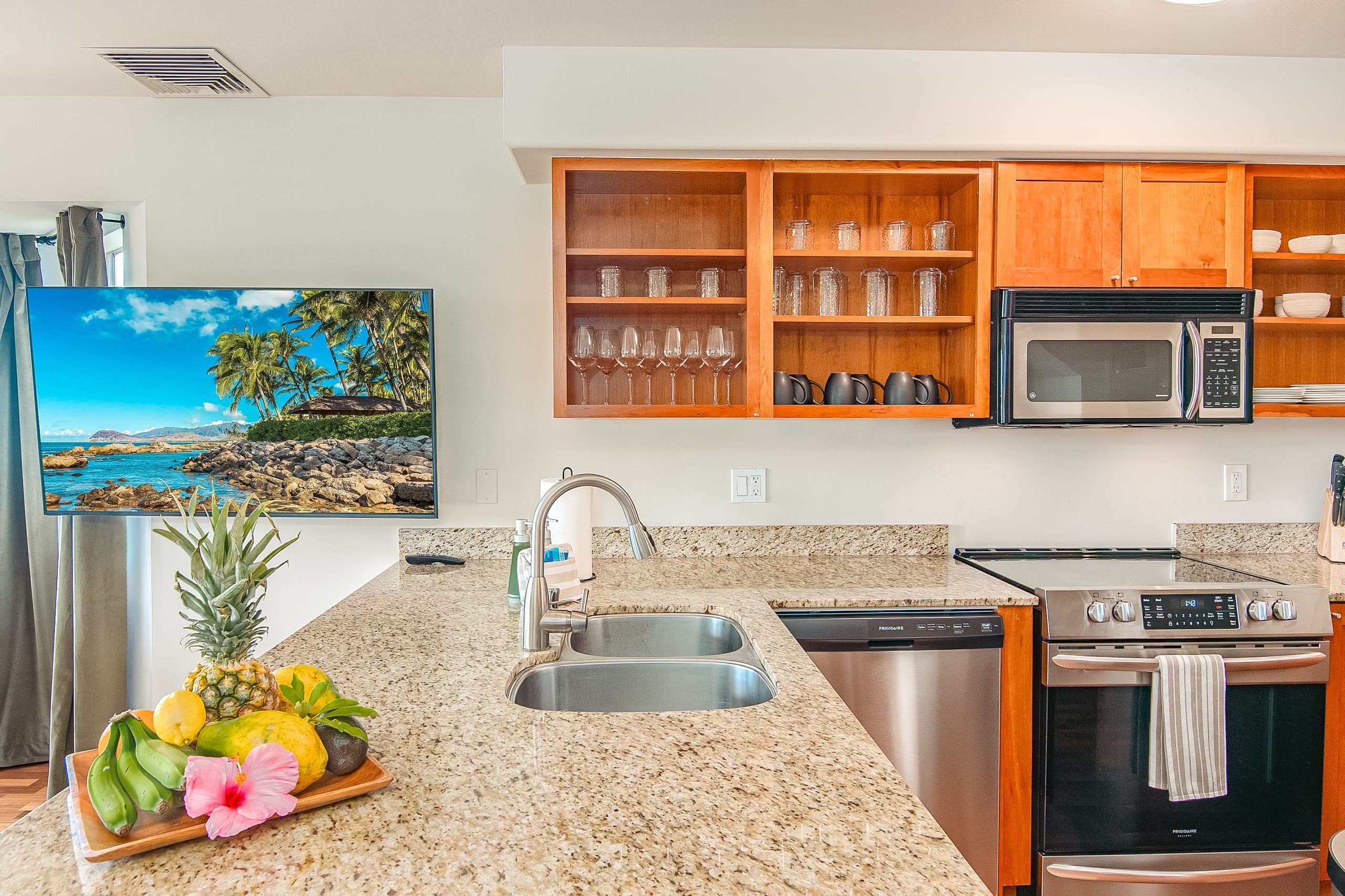 Upgraded 3 bed w/Ocean View, Pool, Hot tub, 2*King - Photo 7