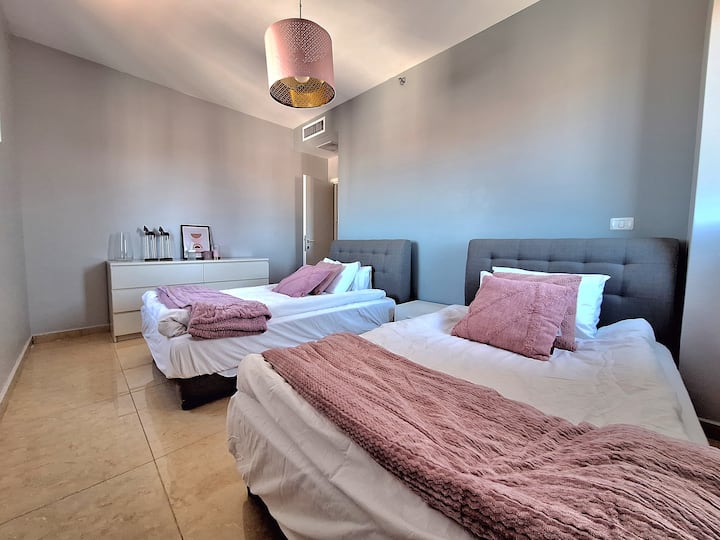 Спалня с 2 двойни легла