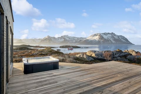 Fjordview Arctic Lodge with sauna and jacuzzi