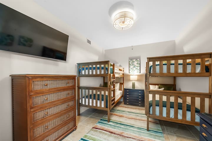 Poschodová izba - dve poschodové postele s oddelenými posteľami