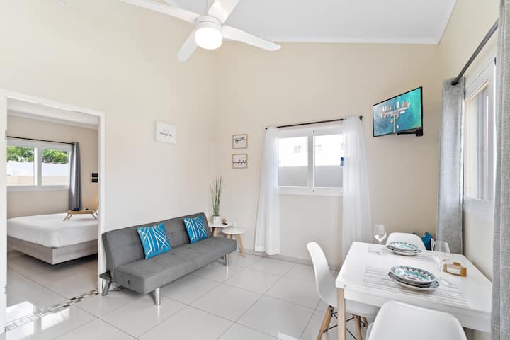Nuestra estancia en el alojamiento de Casiola Arubas fue muy agradable y se sintió privada y segura . El apartamento estaba limpio y se parecía a las fotos. Recomendaría a los amigos y familiares que buscan alojarse en Noord . - Dariel ****