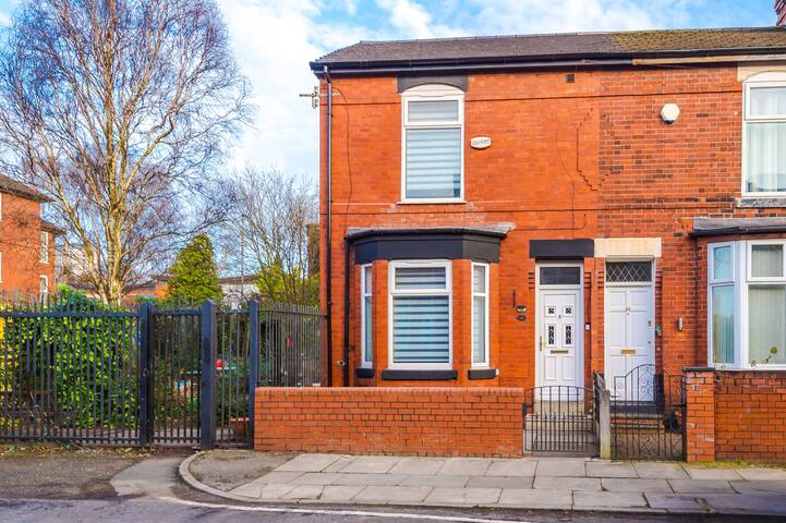4 Bed Victorian Home, 15 Mins to City Centre gallery image 2