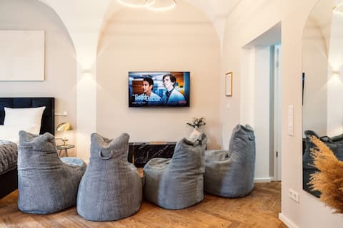 NEW LUXUS Suite | TWO Kingbeds | Center | Netflix