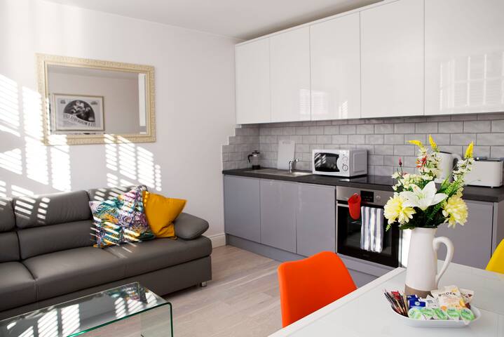 Soho Chambers Apt E, 3rd Floor by Indigo Flats gallery image 3