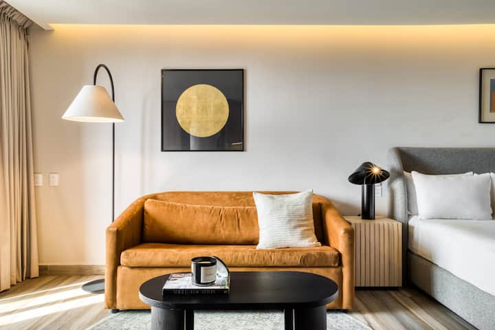 El sofá se convierte en un sofá cama.