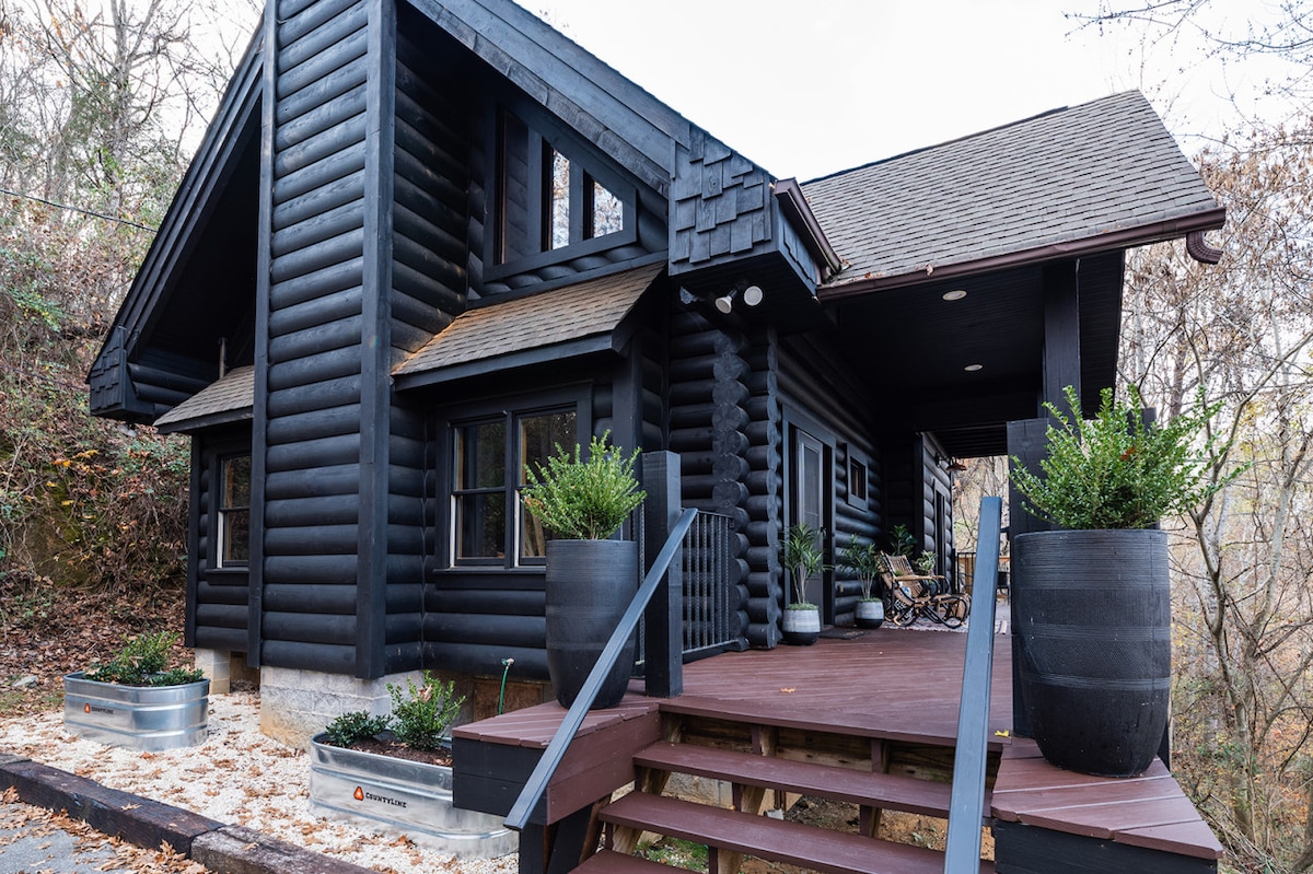 Chic Cabin w/ Fast WiFi & Fire Pit near Fun - Cabins for Rent in