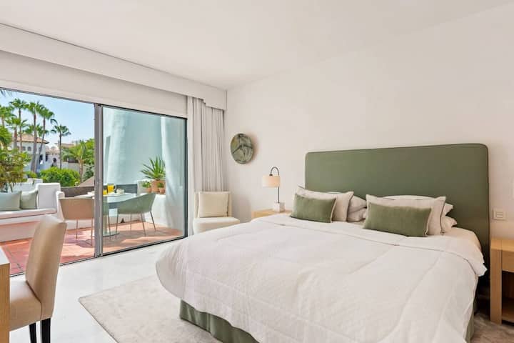 Mag‑enjoy sa maliwanag na Unang Kuwarto na may king bed at lugar para sa trabaho.