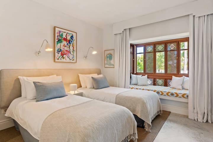 Dalawang single bed sa Ikalawang Kuwarto, perpekto para sa mga kaibigan o bata.