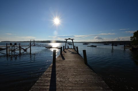 Berry Cottage, private dock, overlooking a sandy b